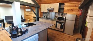 Private kitchen - The Pierrefonds Cabin (Pierrefonds)