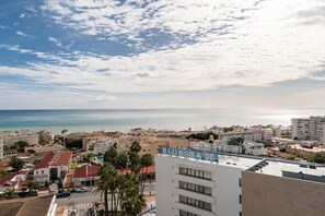 A coastal cityscape with buildings, a clear sky, and a view of the sea. - Studio in Costa del Sol, Torremolinos (Torremolinos)