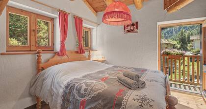 Chalet 'Lo Pailler De Nonno' with Mountain View, Shared Garden, and Wi-Fi