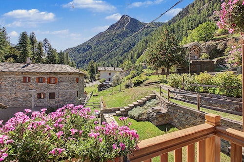 Chalet 'Lo Pailler De Nonno' with Mountain View, Shared Garden, and Wi-Fi