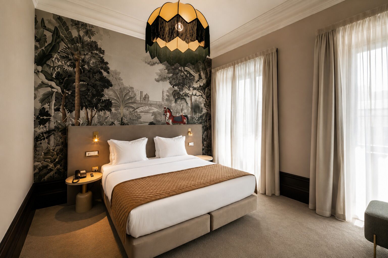 Habitación de hotel con una cama grande, un mural en la pared, una araña y vistas al exterior.