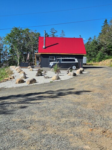 Relax at The Cozy Cabin on the hill, overlooking St. Mary's Bay, 12km to Digby.