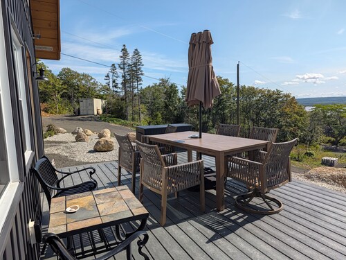 Relax at The Cozy Cabin on the hill, overlooking St. Mary's Bay, 12km to Digby.