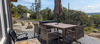 Relax at The Cozy Cabin on the hill, overlooking St. Mary's Bay, 12km to Digby.