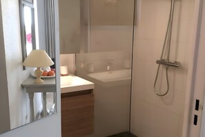 A bathroom with a sink, mirror, and shower. - Bright Apartment by the Ligurian sea (La croix-Valmer)