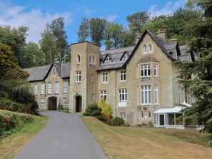 A large stone building with multiple windows and a central entrance. - 12 Courtyard Cottage at Sheplegh Court (Totnes)