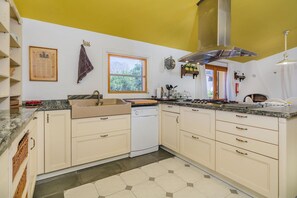 A kitchen with a sink, stove, and cabinets. - Charming Chalet for 8 in Pollensa (Pollensa / Pollença)