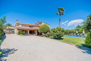 A two-story house with a tiled roof, a swimming pool, and a well-maintained garden. - CASETA DE LLOSETA Ref VP22 1 (Lloseta)