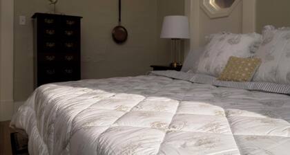 Historic Downtown Stay on the Square