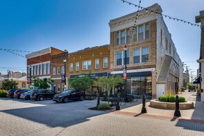 A street view with parked cars, a sidewalk, and buildings with commercial establishments. - Historic Downtown Stay on the Square (Lebanon)