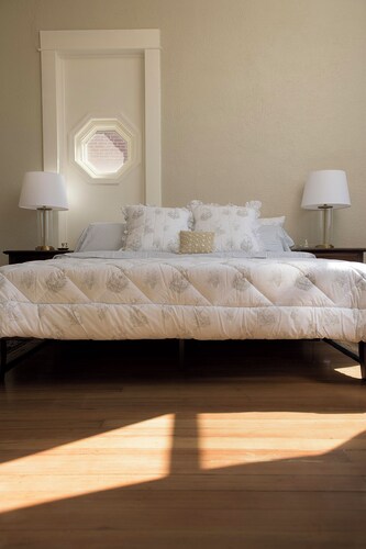 Historic Downtown Stay on the Square