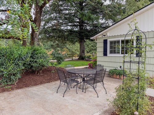 The Little House on Rocky Hill - Peaceful 2BR Newberg Wine Country Retreat
