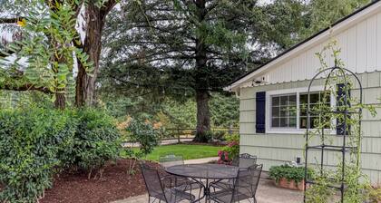The Little House on Rocky Hill - Peaceful 2BR Newberg Wine Country Retreat