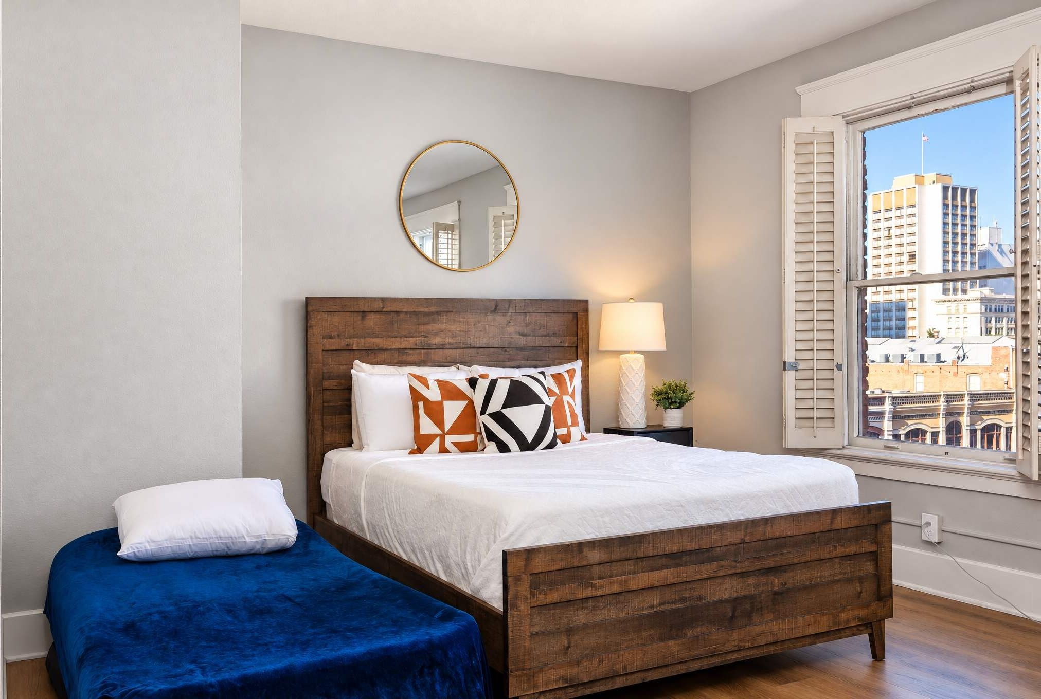 💤 Flexible multi-bed arrangement—featuring an extra daybed to comfortably accommodate extra guests.