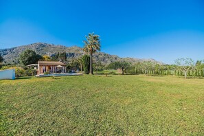 A house with a patio, a swimming pool, and a mountainous backdrop. - Idyllic Country Getaway for 2 (Pollensa / Pollença)