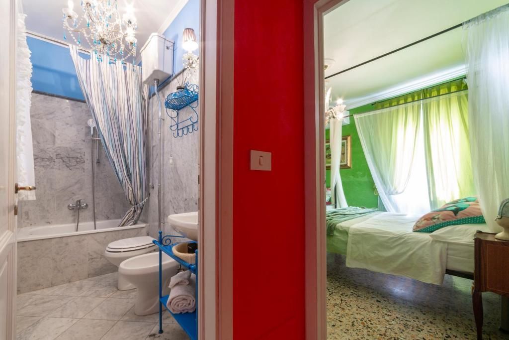 Un bagno con vasca, servizi igienici e doccia.