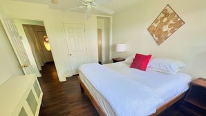 A hotel room with a large bed, a nightstand, a lamp, and a ceiling fan. - Epic Mountaintop Views • HotTub • Billiard Near Shenandoah Natl Park • Vineyards (Front Royal)