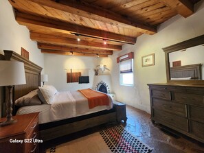 Unclassified image, 4 of 26, button - Gorgeous 3-bedroom house with AC in charming Santa Fe (Santa Fe)