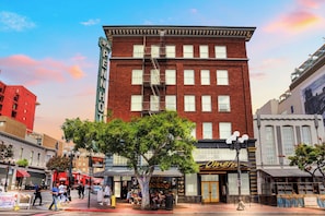 A multi-story building with a brick facade and large windows. - The Penn Hotel - Queen Bed & Downtown Adventures!! (San Diego)