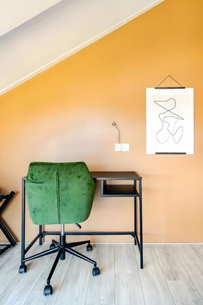 A room with a green office chair, a desk, and a wall-mounted light fixture. - Holiday Home 'Beachvilla with Sauna' with Lake View, Wi-Fi and Air Conditioning (Westerhaar-Vriezenveensewijk)