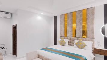 Un dormitorio moderno con una cama grande, mesitas de noche y un espejo integrado.