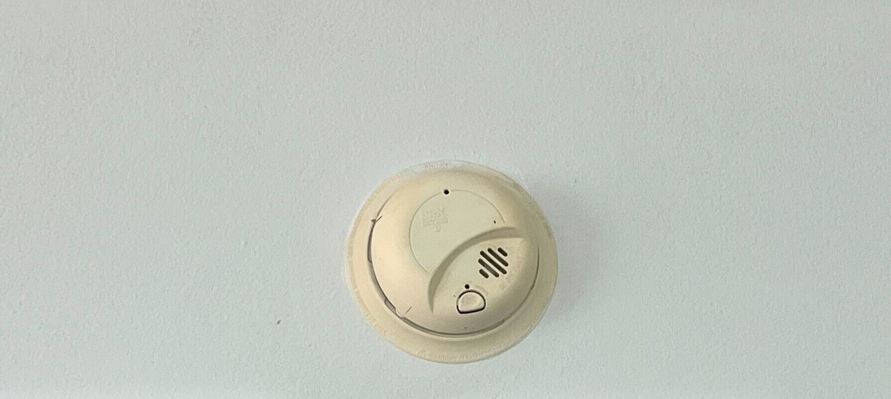 Un detector de humo en una pared.