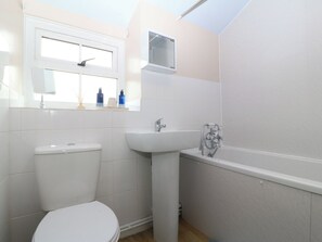 A bathroom with a toilet, sink, and shower. - Pant (Llanfairpwllgwyngyll)