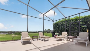 Een overdekt terras met stoelen en tafels, met uitzicht op een groen landschap.