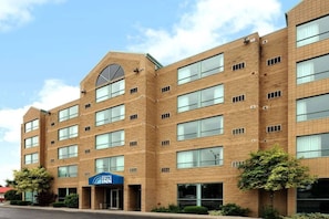 Un edificio de ladrillo de varios pisos con una entrada destacada y un cartel que dice Niagara Falls Inn.