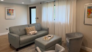 Living area - Modern Retreat  2.5 Baths + Patio Sleeps 4 (Tampa)