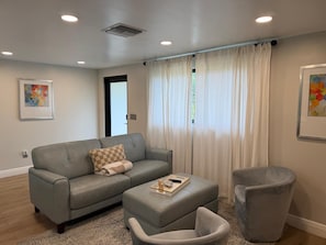 Living area - Modern Retreat 2.5 Baths + Patio Sleeps 4 (Tampa)