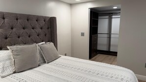 Room - Modern Retreat  2.5 Baths + Patio Sleeps 4 (Tampa)