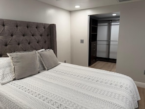 Room - Modern Retreat 2.5 Baths + Patio Sleeps 4 (Tampa)