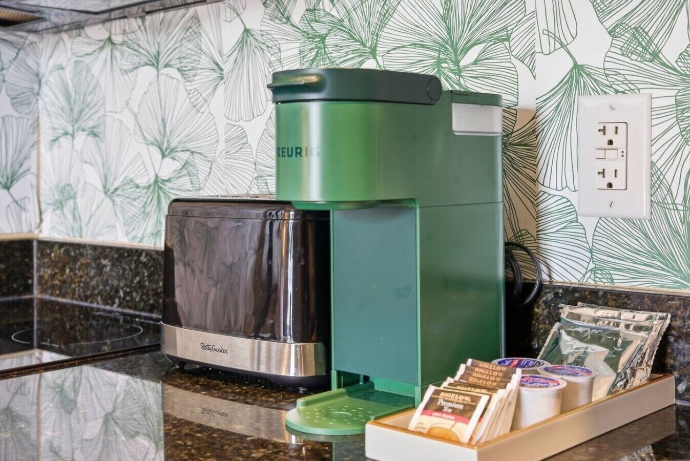 Eine Küche mit Kaffeemaschine, Toaster und einer Packung Kaffee-Kapseln.