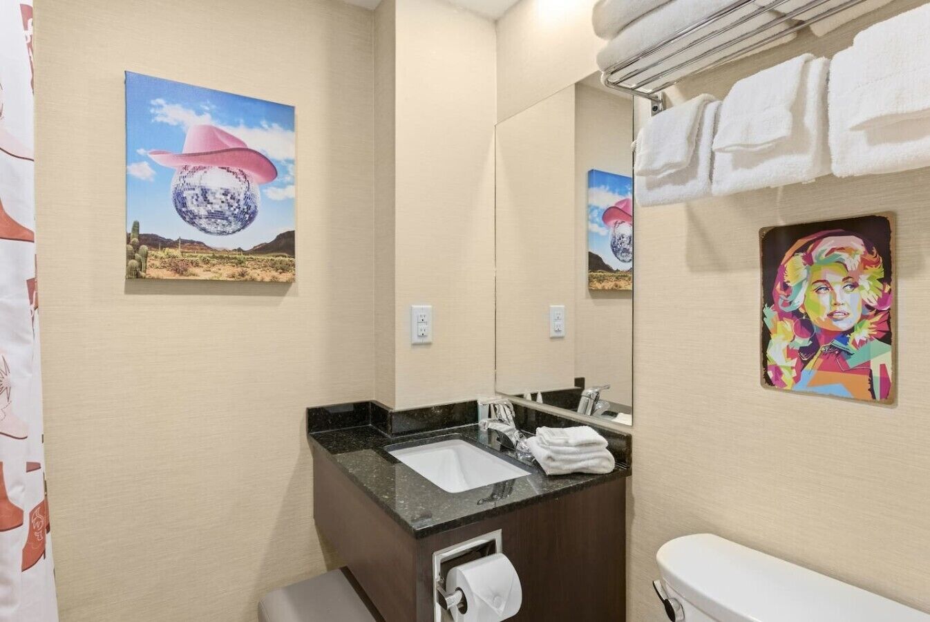 Une salle de bain équipée d’un lavabo, d’un miroir et d’un porte-serviettes.