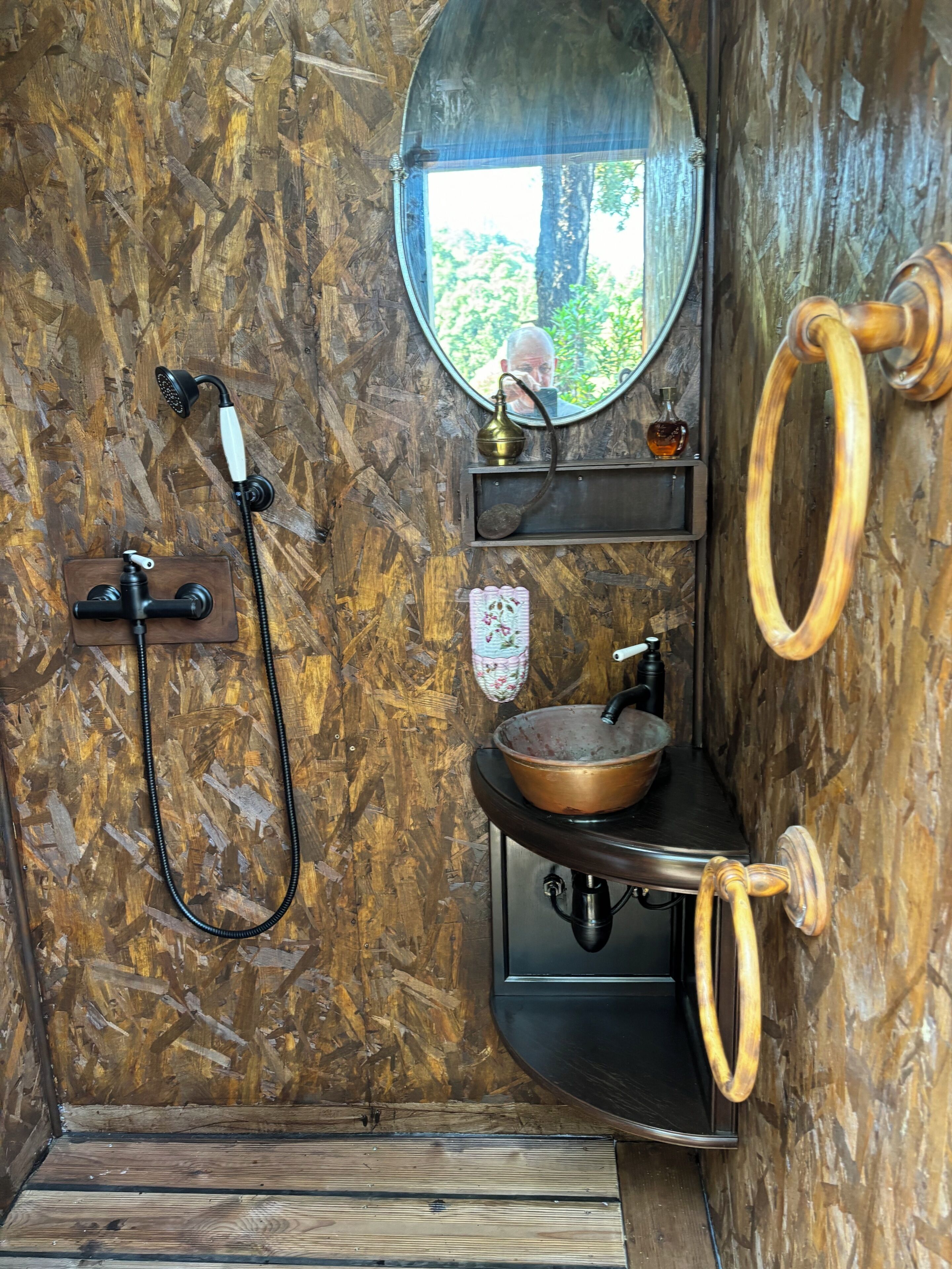 Douche, sèche-cheveux, serviettes fournies, savon