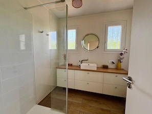 Bathroom - Vrbo Property (Parcieux)