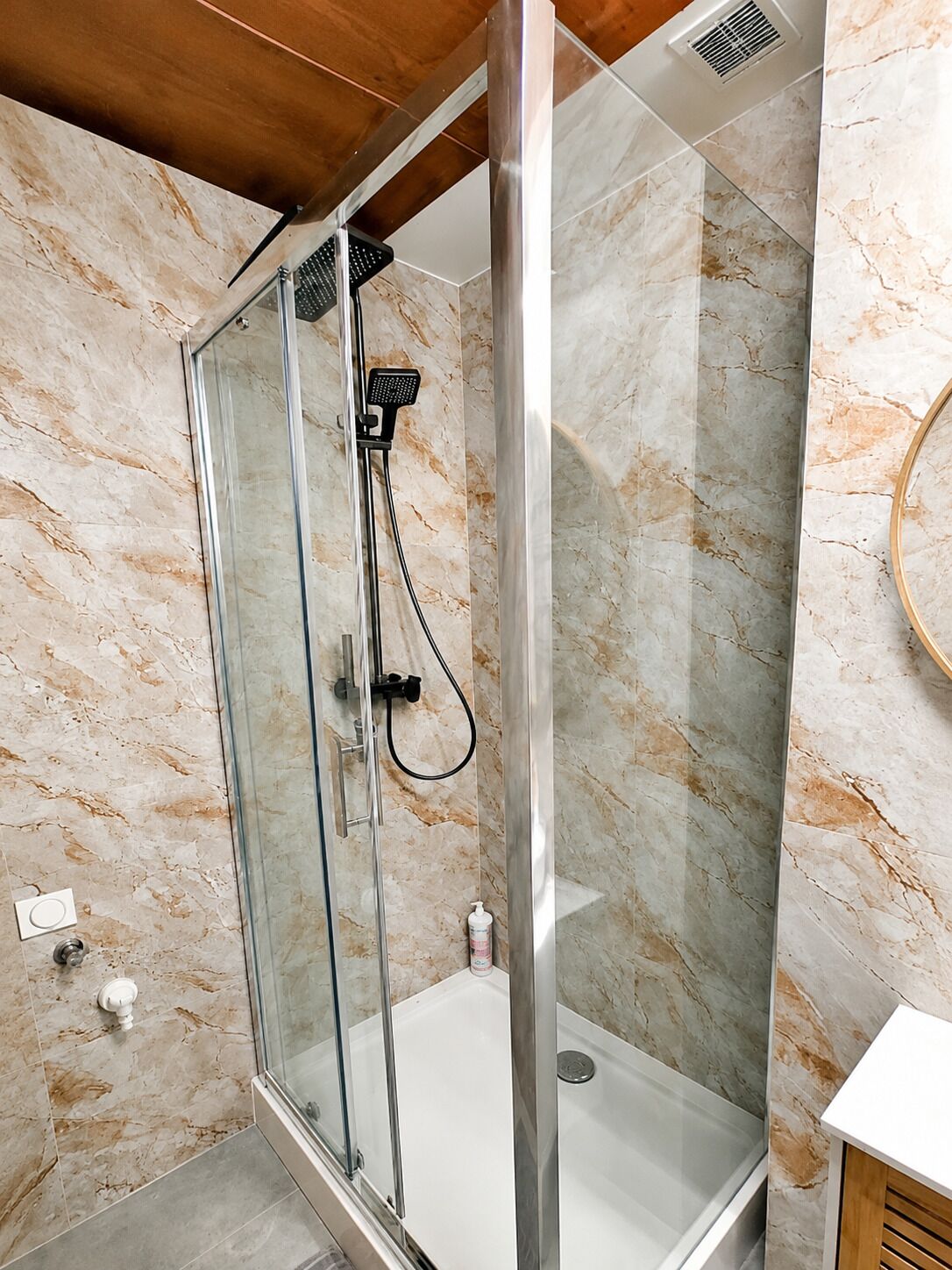 Dusche, Haartrockner, Handtücher, Seife