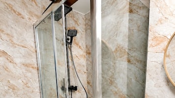 Dusche, Haartrockner, Handtücher, Seife