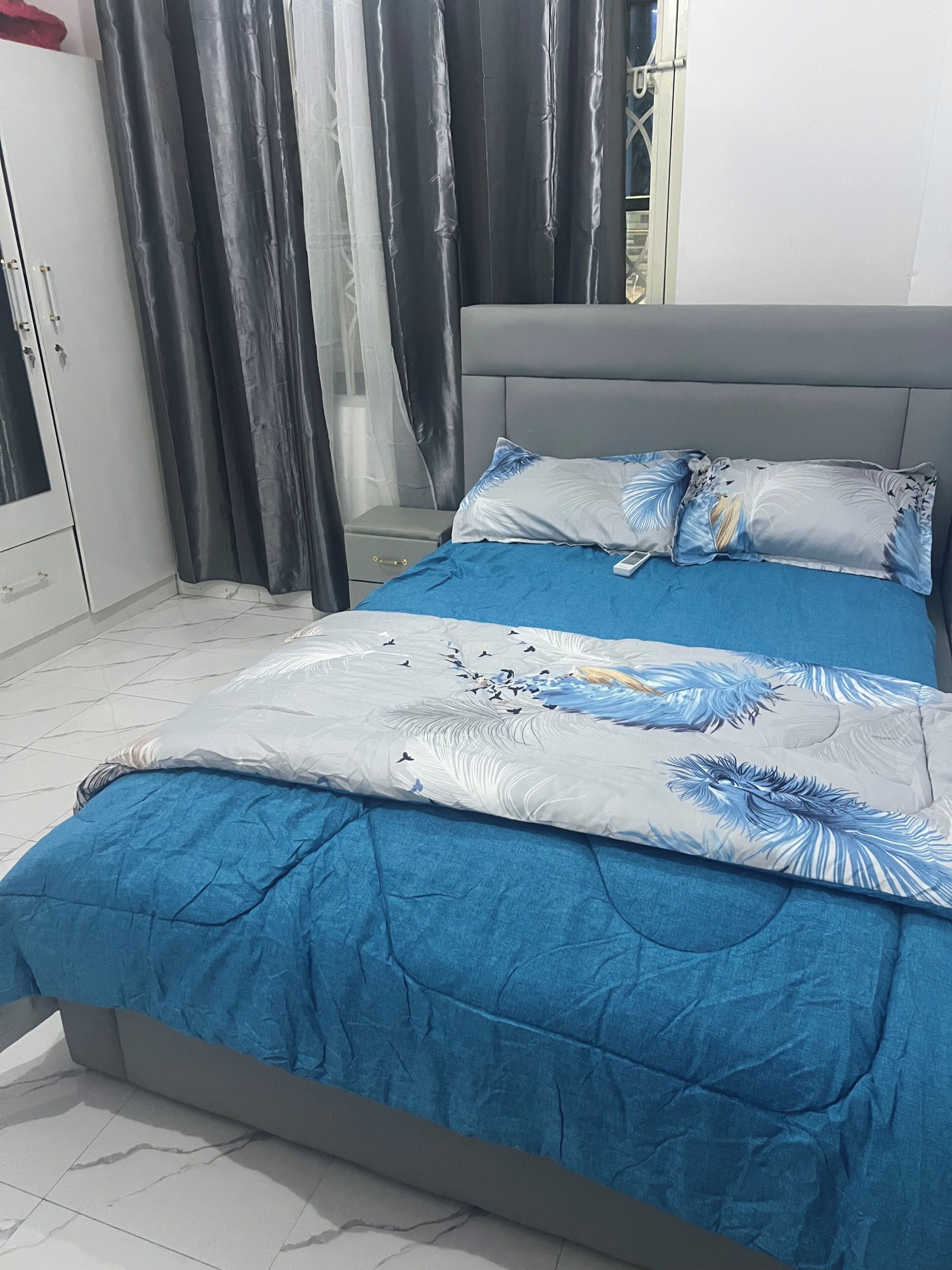 Iron/ironing board, bed sheets