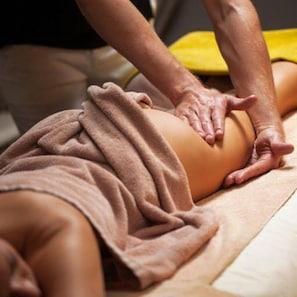 Une personne qui reçoit un massage sur une table de massage.