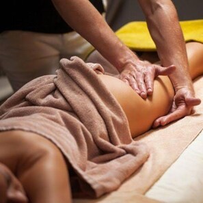 Eine Person bekommt eine Massage auf einer Massageliege.