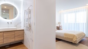 A modern bathroom with a large mirror, a white sink, and a wooden vanity. - Polacos Residence | 2BR | Apt I by LovelyStay (Vila Nova de Gaia)
