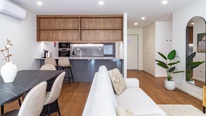 A modern apartment with a kitchen, dining area, and living room. - Polacos Residence | 2BR | Apt I by LovelyStay (Vila Nova de Gaia)