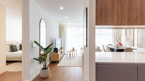 A modern living room with a sofa, a coffee table, and a large mirror. - Polacos Residence | 2BR | Apt I by LovelyStay (Vila Nova de Gaia)