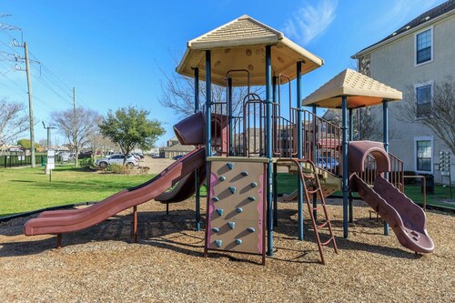 Landing Chic 1bd, Clubhouse, Gym