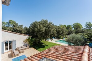 Una propiedad residencial con piscina, mobiliario exterior y jardín.