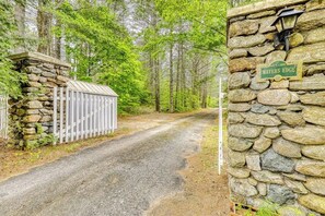A stone wall with a sign reading 'WATERS EDGE' and a metal gate. - 3BR Lakefront Adirondacks - Dock - Firepit - Private (Chestertown)