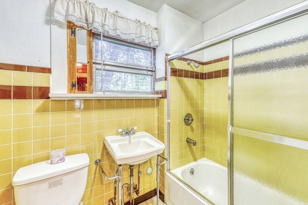 Ein Badezimmer mit Toilette, Waschbecken und Badewanne.