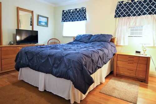 Stunning 9BR Lakefront Finger Lakes - Pool table